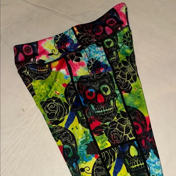 CVG *NWOT* Women's Skull Tie Dye Capri Leggings - Picture 7 of 11